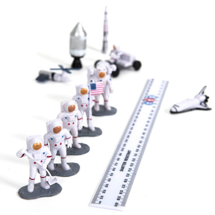 Small World Lunar Space Characters 11pcs  hi\-res